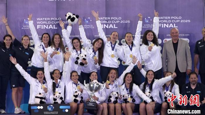 希腊队夺冠后把大熊猫玩偶‘花花’放入奖杯合