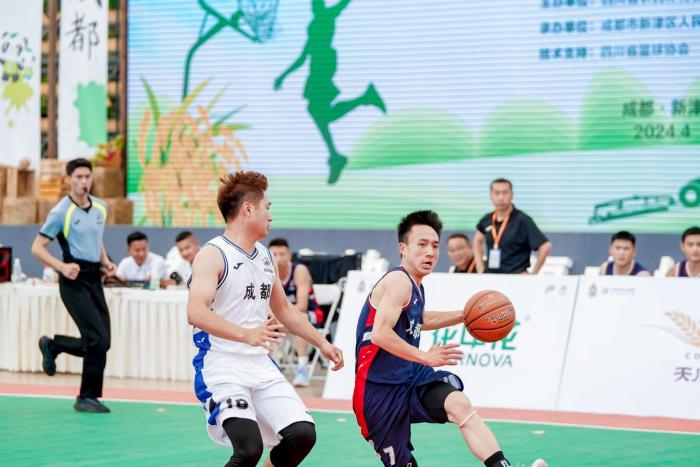 成都平原一赛区村BA开幕：球员来自各行各业展现