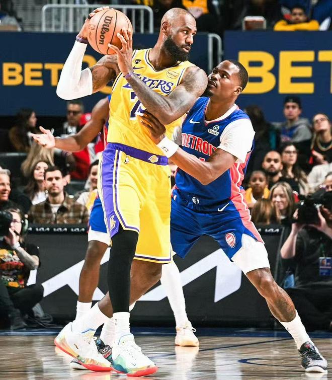 湖人9连胜终结！东契奇空砍32分难救主，詹姆斯