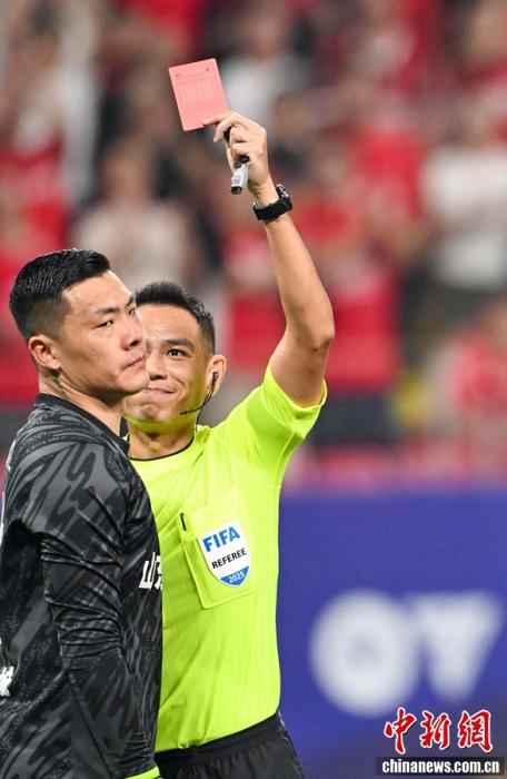 王大雷红牌离场扔袖标引争议，赛后道歉致歉球