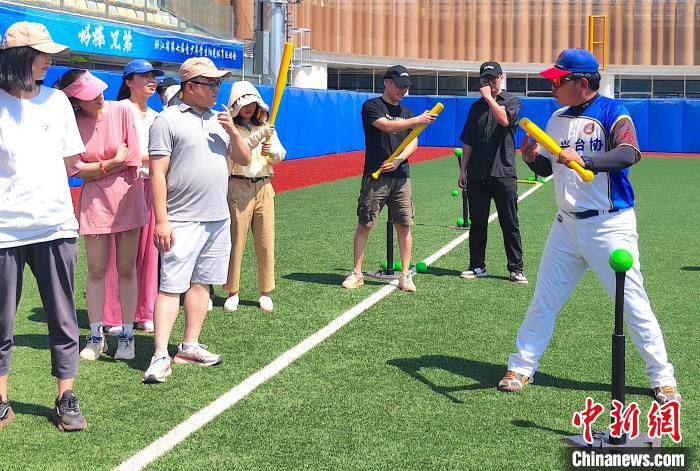 绍兴棒垒球赛场两岸青年同心相聚以球会友促交