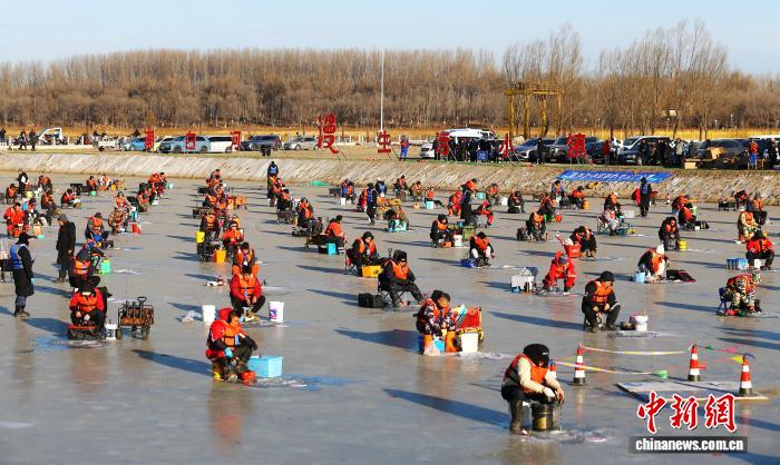 首届京津冀潮白河冰钓大赛在天津收官，体育+促